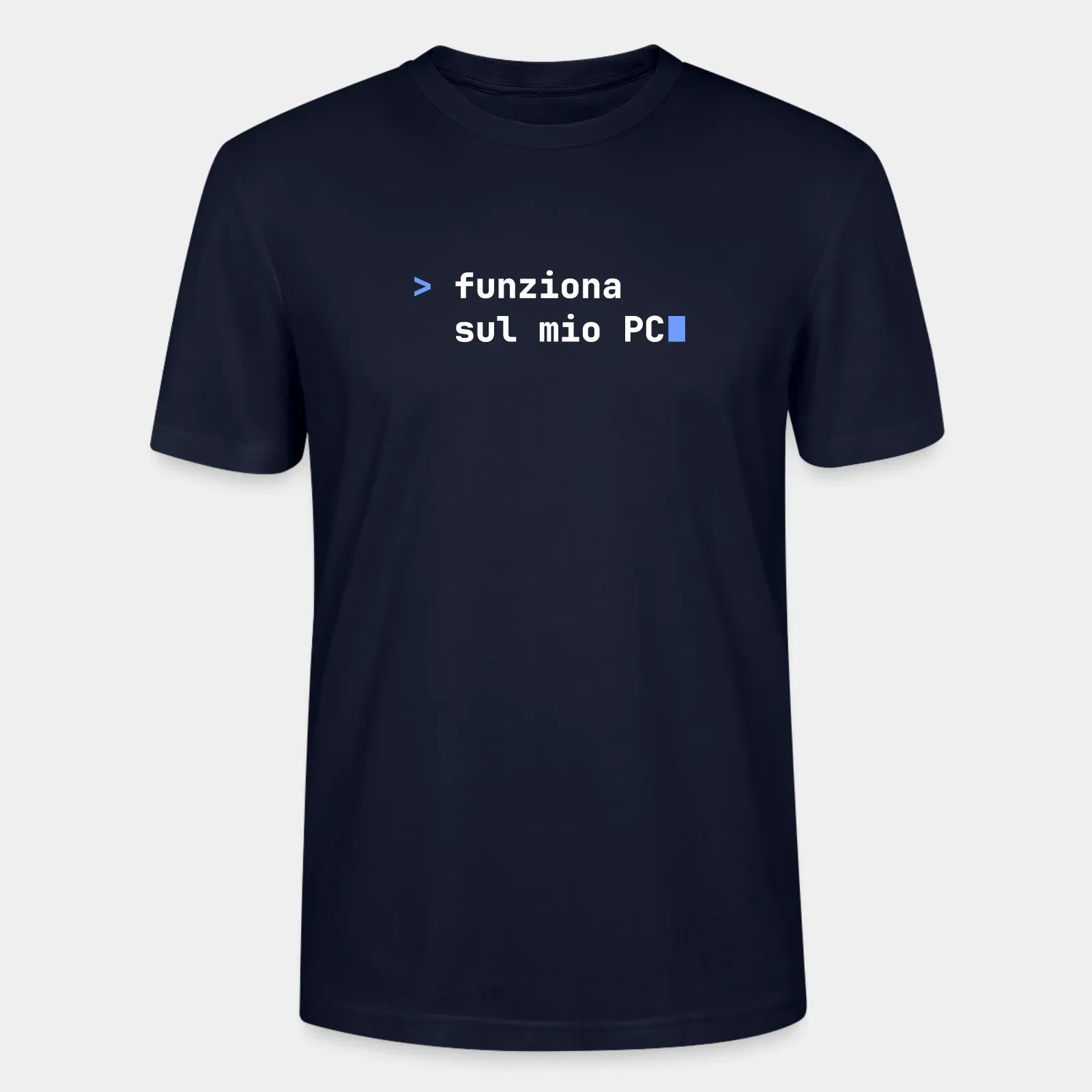 Maglietta blu notte con la scritta “funziona sul mio PC” in stile terminale, preceduta da un prompt e seguita dal cursore